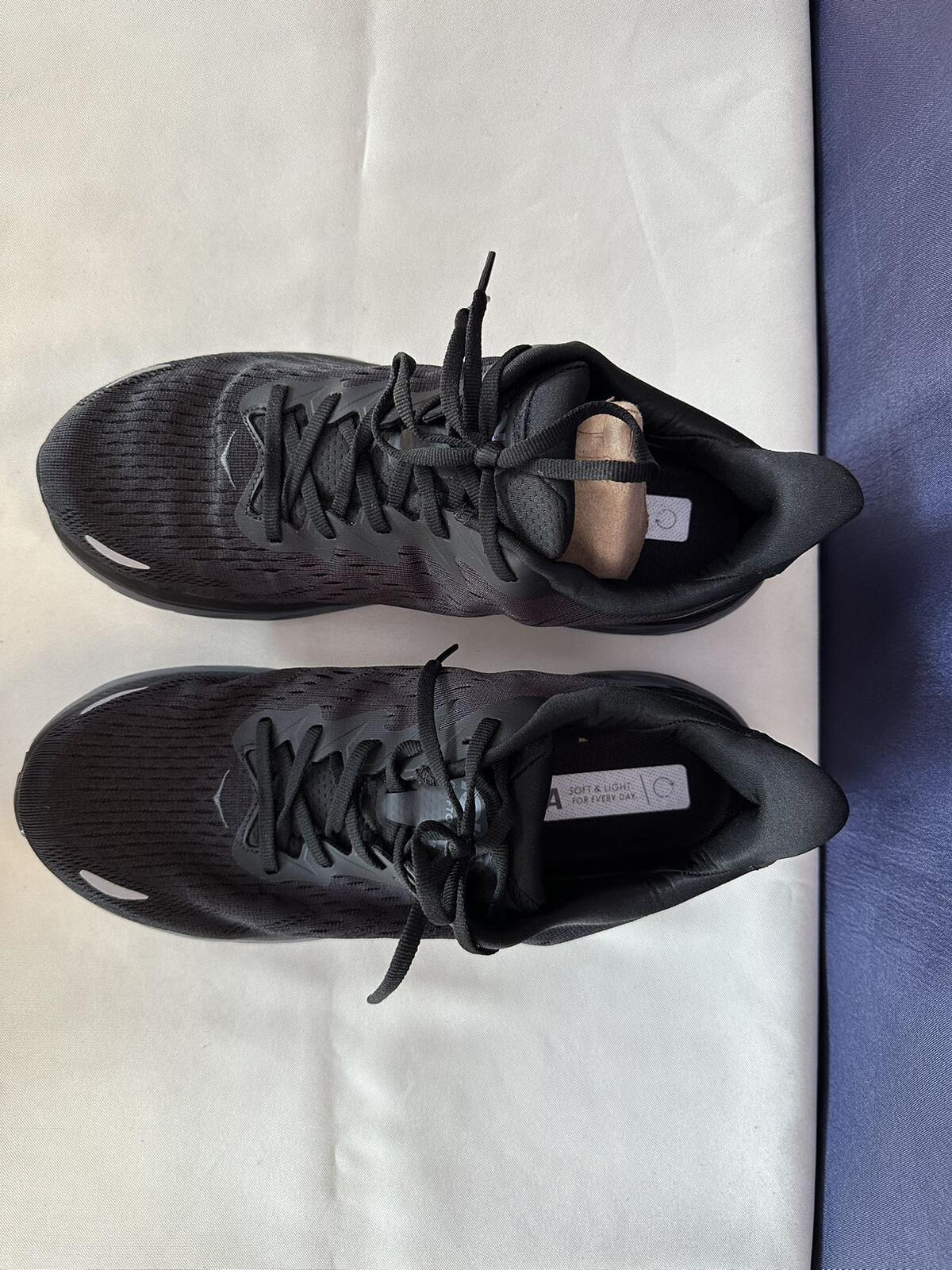 Size 10.5D Men Black Sneakers