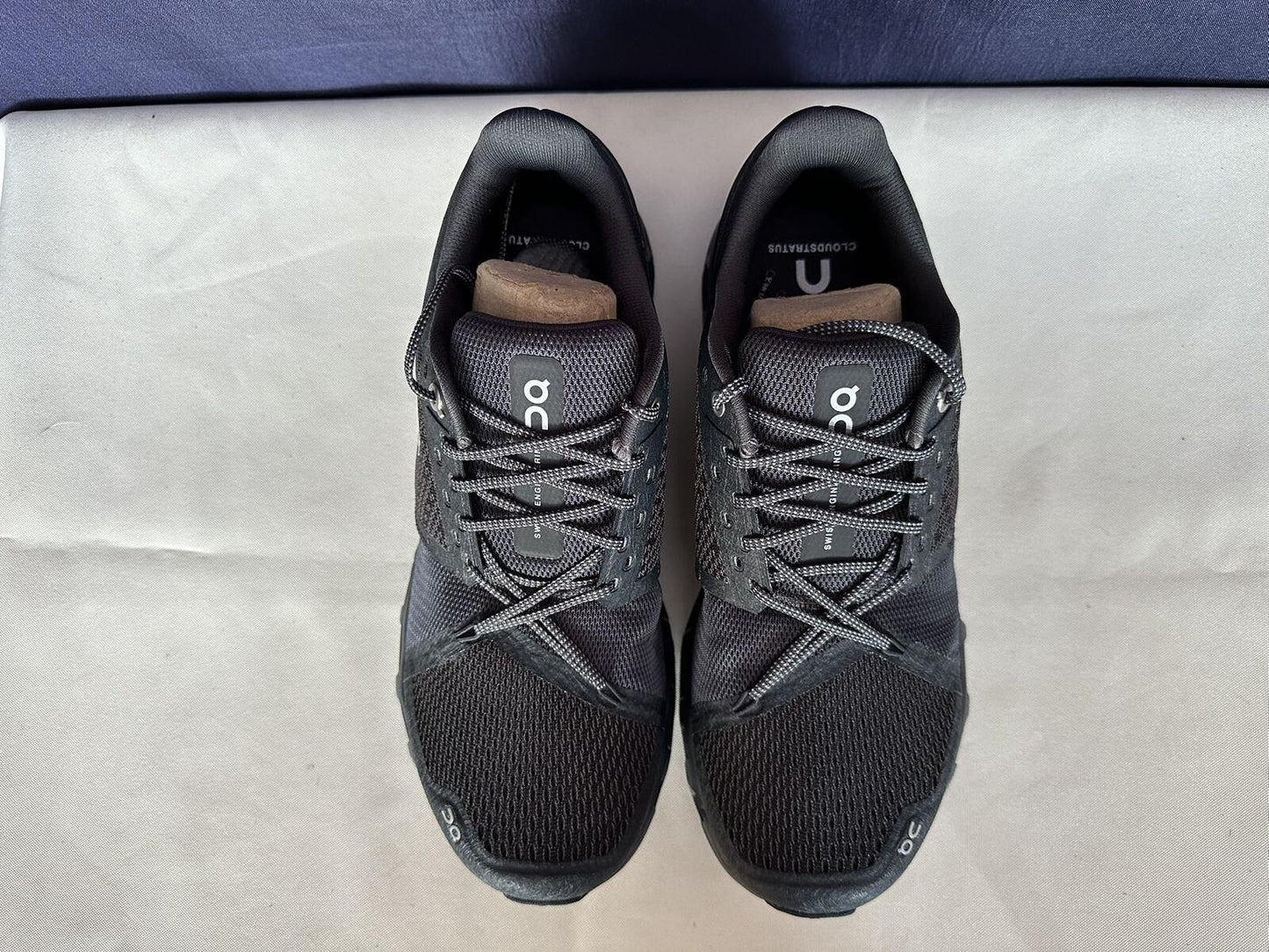 Size 9.5 - On Running Mens Cloudstratus Black Shadow Trainer Sneakers Shoes
