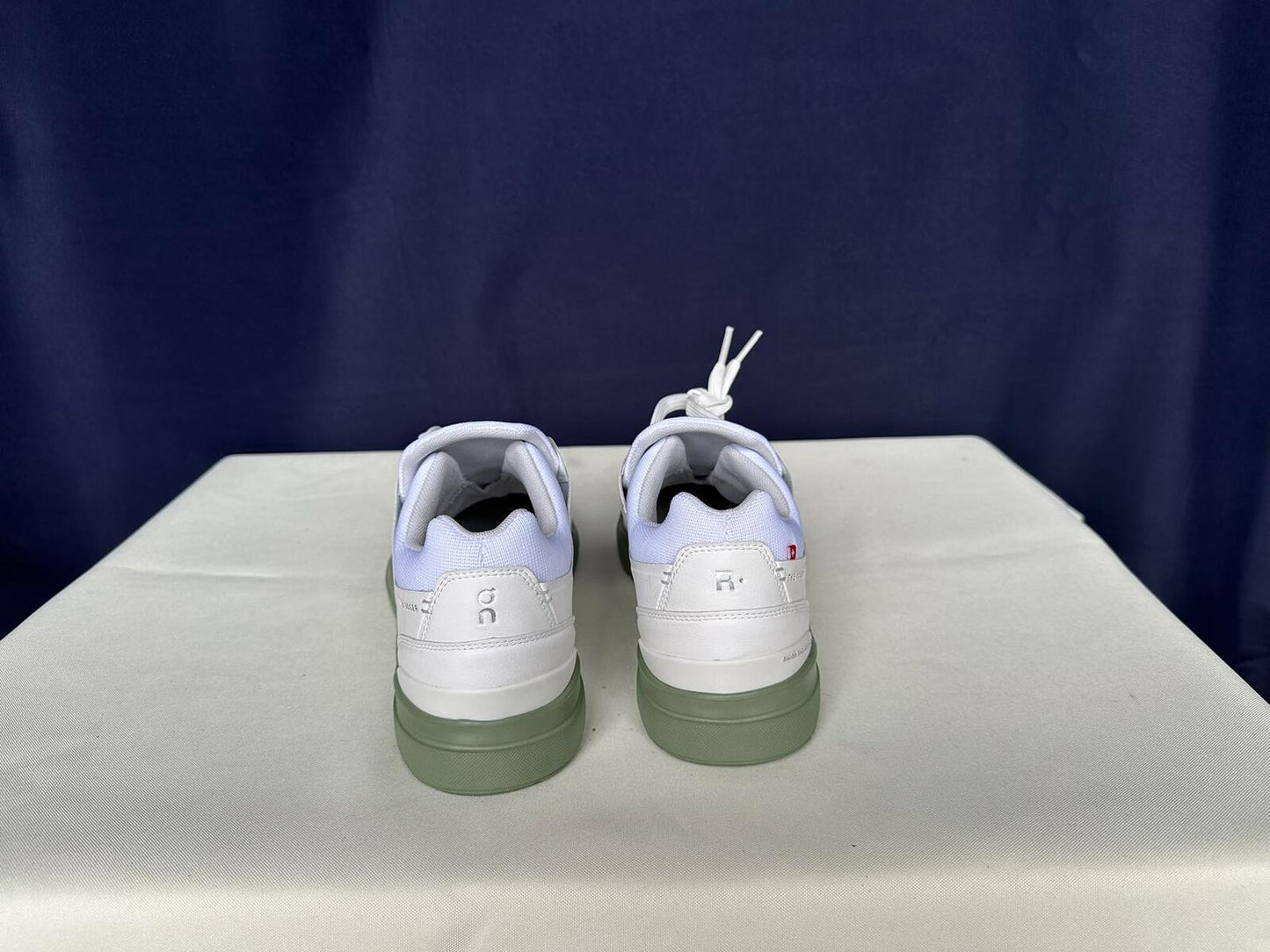 Size 9- On Running Mens The Roger Advantage White Reseda Trainer Sneakers Shoes